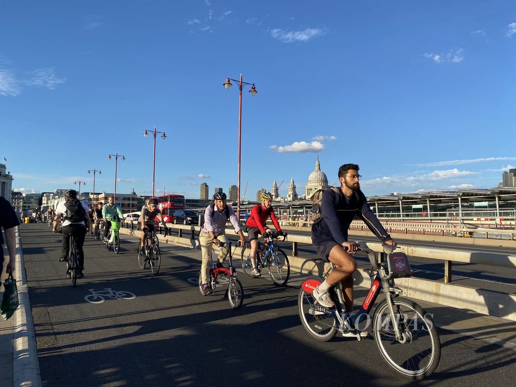 Suasana di jalur khusus sepeda di London, Inggris, Agustus 2022. Selain sehat dan hemat, gowes di London menjadi cara untuk menjelajah kota.