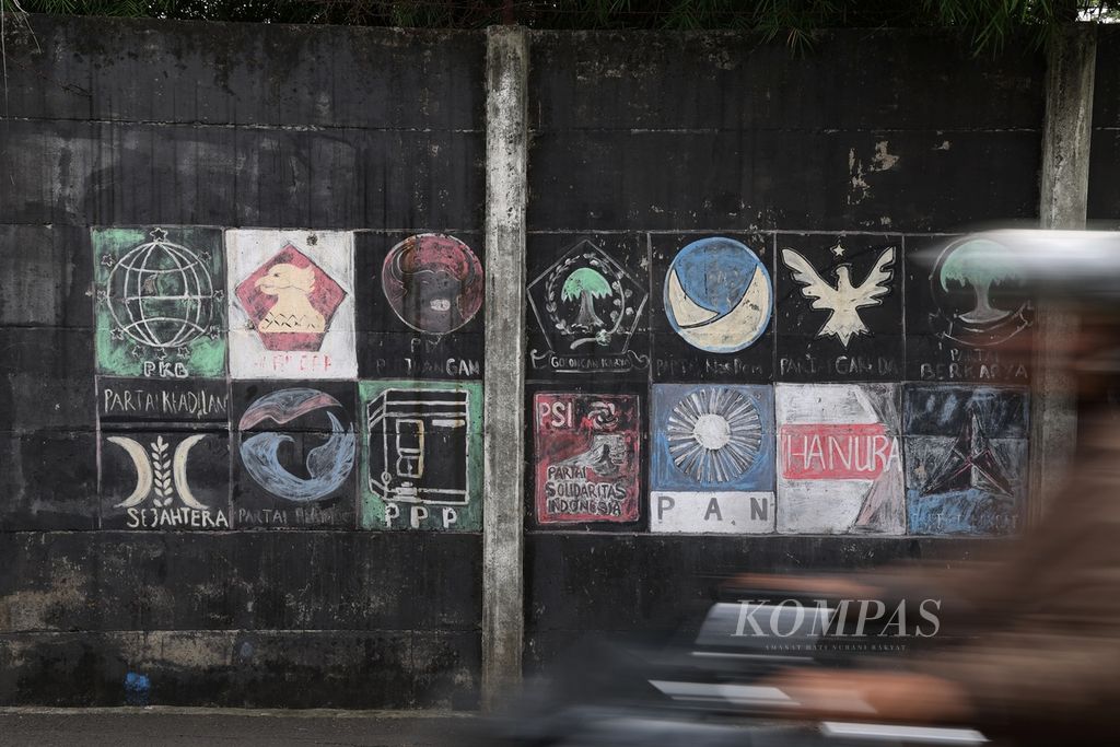 Lambang partai politik peserta Pemilu 2019 masih tergambar di sebuah tembok di kawasan Gandaria Selatan, Jakarta Selatan, Rabu (24/8/2022). Menghadapi Pemilu Presiden 2024, partai-partai politik masih terlihat bimbang untuk membangun kekuatan politik. 