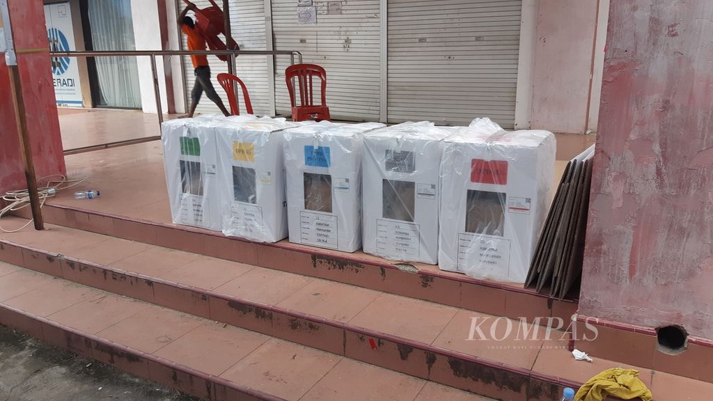 Kotak suara di salah satu TPS di Kendari, Sulawesi Tenggara, belum diangkut hingga Kamis (15/2/2024) pagi. Penghitungan suara di sejumlah TPS molor hingga pagi hari. Sejumlah pelanggaran juga ditemukan. 