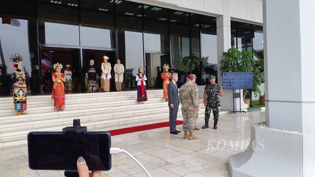 Panglima TNI Jenderal Andika Perkasa menerima kunjungan kehormatan Kepala Staf Gabungan Angkatan Bersenjata Amerika Serikat Jenderal Mark A Milley di Markas Besar TNI, Cilangkap, Jakarta Timur, Minggu (24/7/2022).