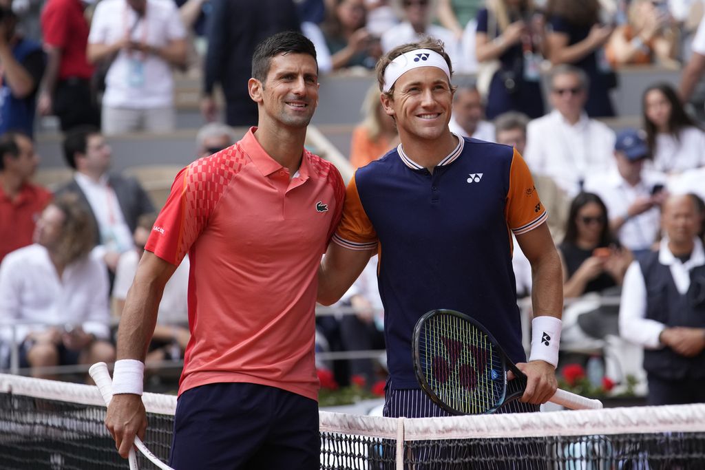 Novak Djokovic (kiri) dan petenis Norwegia, Casper Ruud, sebelum laga final Grand Slam Perancis Terbuka di Roland Garros, Paris, Minggu (11/6/2023).