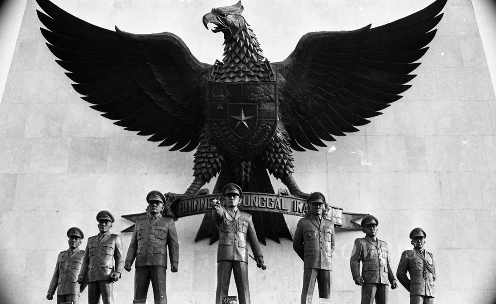 Patung para pahlawan revolusi di Monumen Pancasila Sakti, (1/10/1981).