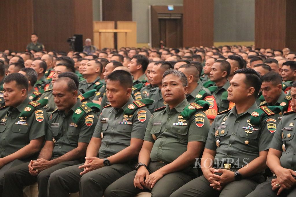 Prajurit Kodam I Bukit Barusan mendengarkan arahan Menteri Pertahanan Prabowo Subianto di Medan, Sumatera Utara, Jumat (27/1/2023).