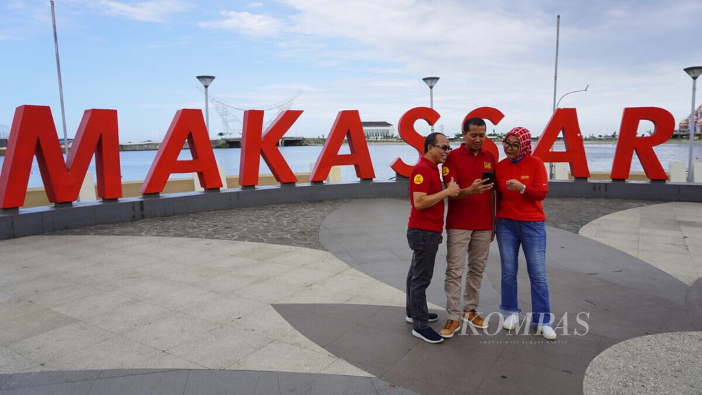 Jajaran petinggi Indosat Ooredoo saat melakukan uji jaringan di Pantai Losari Makassar, Kamis (25/4/2019).