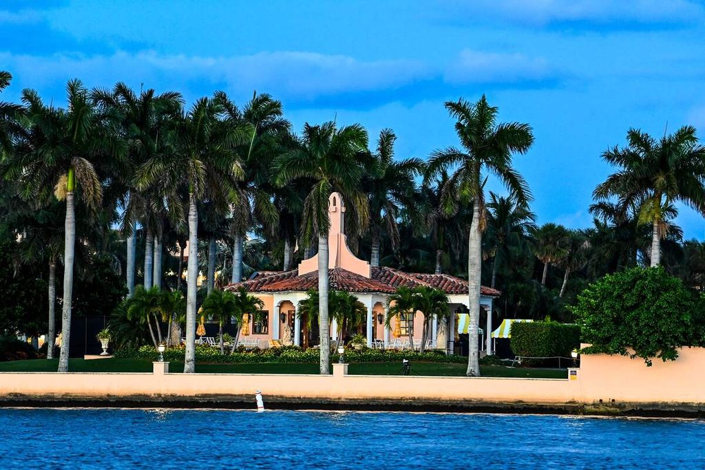 Foto kediaman pribadi Donald Trump, Mar-a-Lago Club yang terletak di Palm Beach, Florida. Foto diambil pada Kamis (30/3/2023).