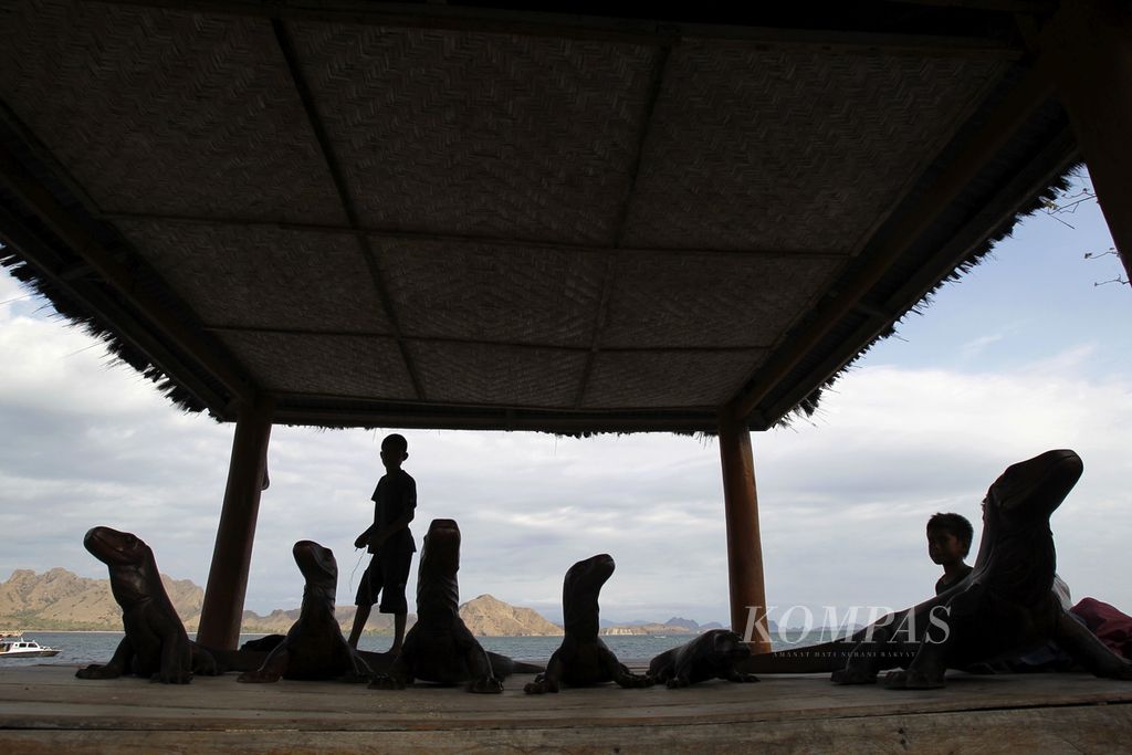 Siluet sejumlah patung komodo di Pulau Komodo, Kabupaten Manggarai Barat, Nusa Tenggara Timur, Selasa (4/10/2011). 