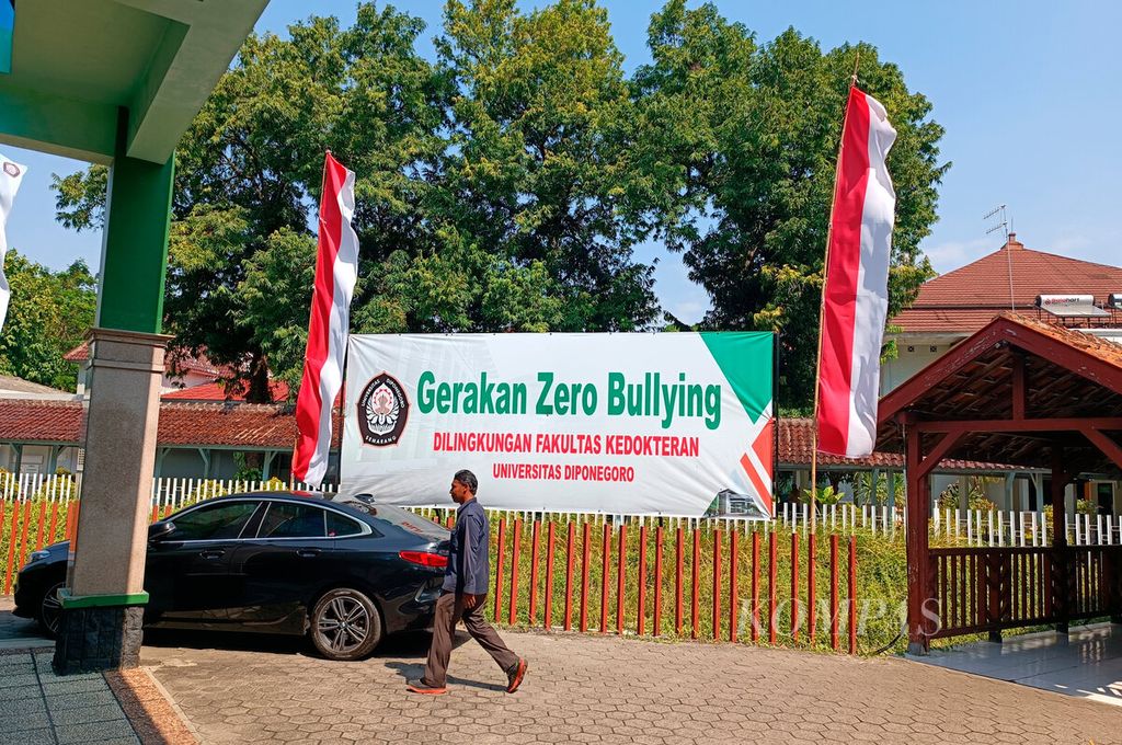  Sebuah spanduk yang berisi tulisan Gerakan Zero Bullying di Fakultas Kedokteran Universitas Diponegoro, Rumah Sakir Dr Kariadi, Kota Semarang, Jawa Tengah, Kamis (15/8/2024). Spanduk tersebut muncul bersamaan dengan kasus bunuh diri mahasiswanya akibat dari peundungan yang terjadi.