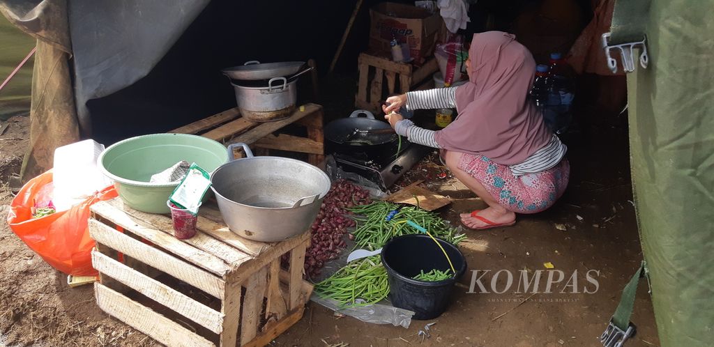 Dapur bersama di lokasi pengungsian korban gempa di Desa Ciputri, Kecamatan Pacet, Kabupaten Cianjur, Jawa Barat, Minggu (27/11/2022).