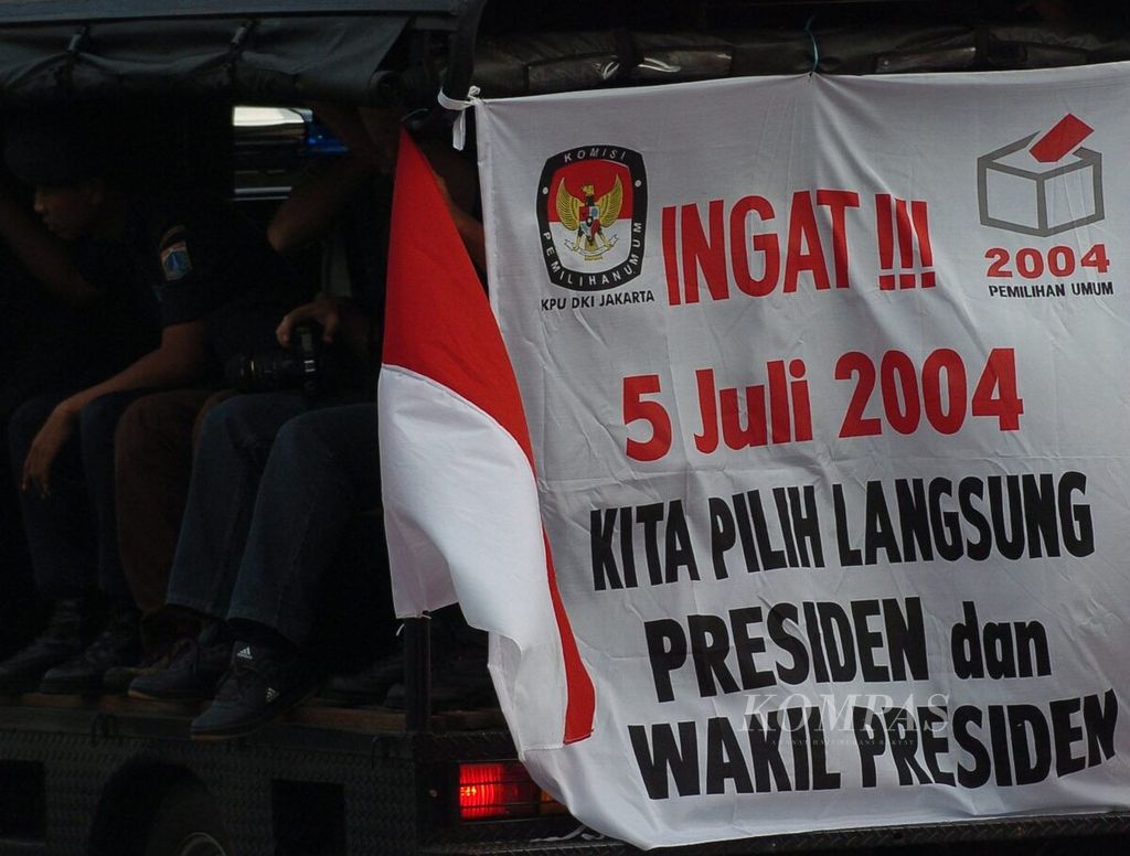 Sejumlah mobil yang dihias dengan bendera dan spanduk berisi ajakan untuk memilih dalam pemilihan presiden 5 Juli mendatang ikut dalam pawai mengarak prasasti Siap Menang Siap Kalah yang diadakan oleh Komisi Pemilihan Umum DKI Jakarta di Jalan Thamrin, Jakarta Pusat, Jumat (2/7/2004).