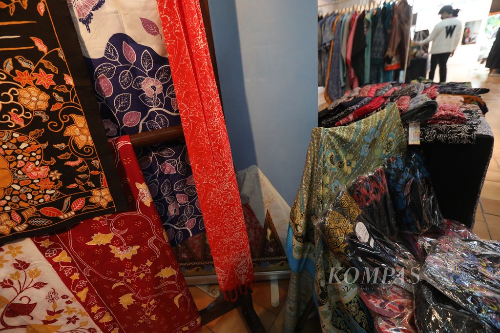 Beragam jenis kain Nusantara dijual dalam Bursa Wastra Kartini Fitri di Galeri Sisi Bentara Budaya Jakarta, Rabu (12/4/2023).
