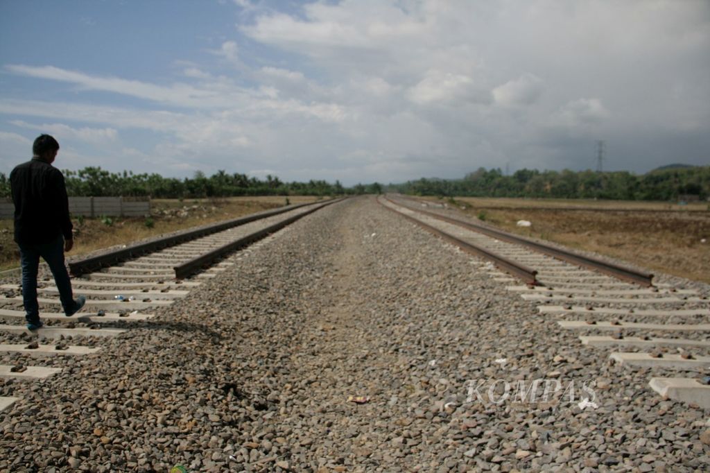 Jalur kereta api Trans-Sulawesi yang telah terbangun di Desa Pekkae, Kecamatan Tanete Rilau, Kabupaten Barru, Sulsel, Sabtu (17/9/2016).