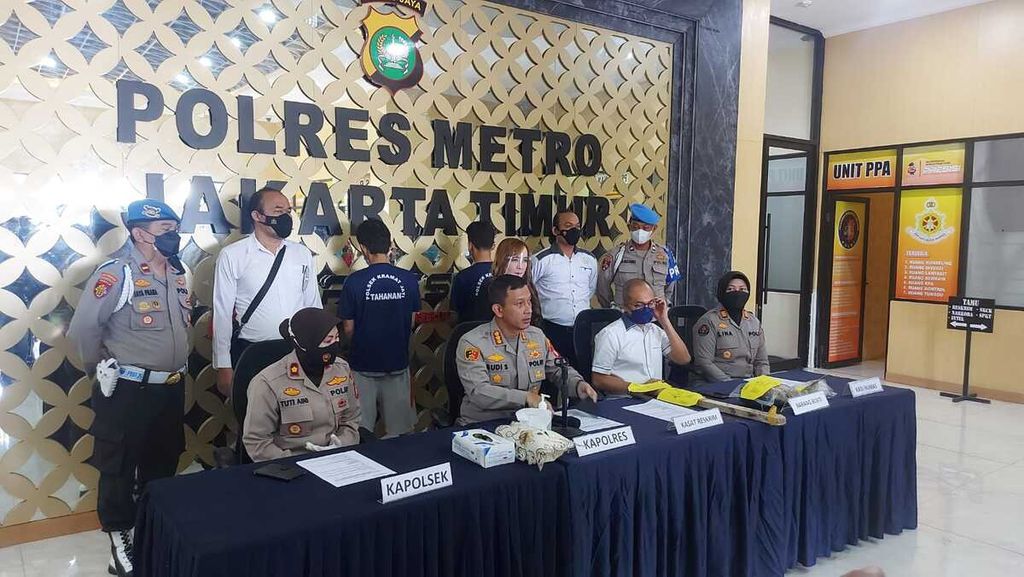 Polres Metro Jakarta Timur merilis kasus pengeroyokan hingga mengakibatkan meninggal dunia yang dilakukan oleh ayah dan anak di Jakarta Timur, Senin (1/8/2022).