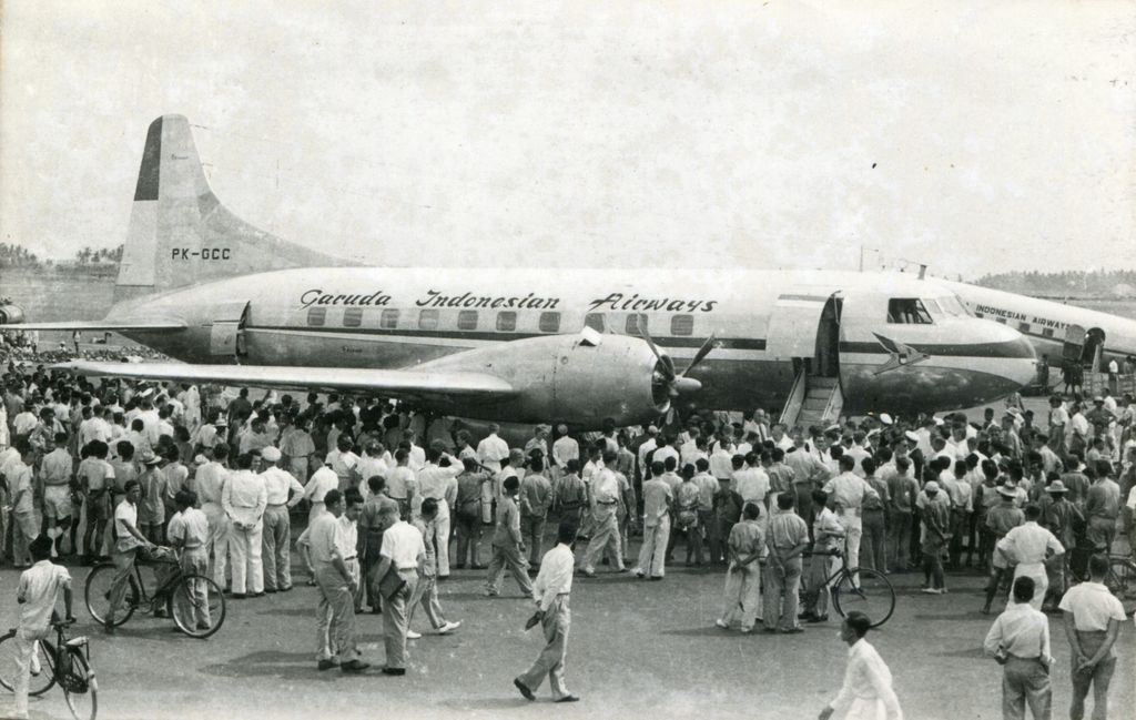 Menteri Perhubungan Ir. Djuanda menerima pesawat yang baru untuk Garuda Indonesian Airways pada 29 September 1950.