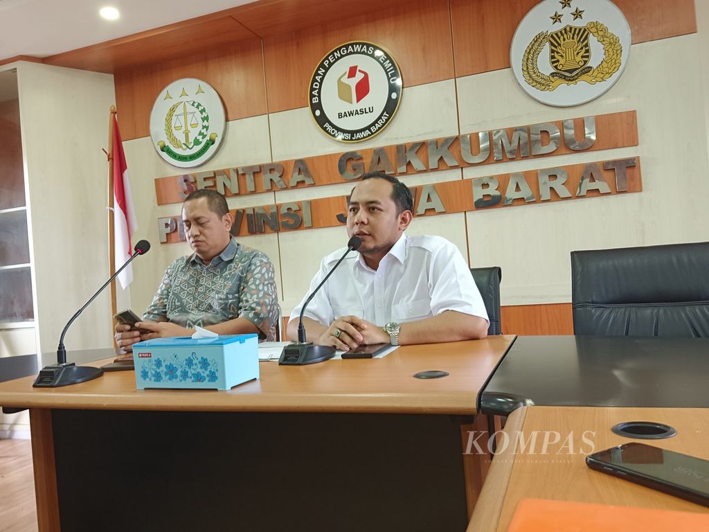 Ketua Badan Pengawas Pemilu Jawa Barat Zacky Muhammad Zam Zam menyampaikan temuan pelanggaran dalam tahapan kampanye Pemilu 2024 di Kota Bandung, Jawa Barat, Senin (22/1/2024). Bawaslu Jawa Barat telah menangani 131 laporan dugaan pelanggaran pemilu dari 27 kabupaten dan kota.