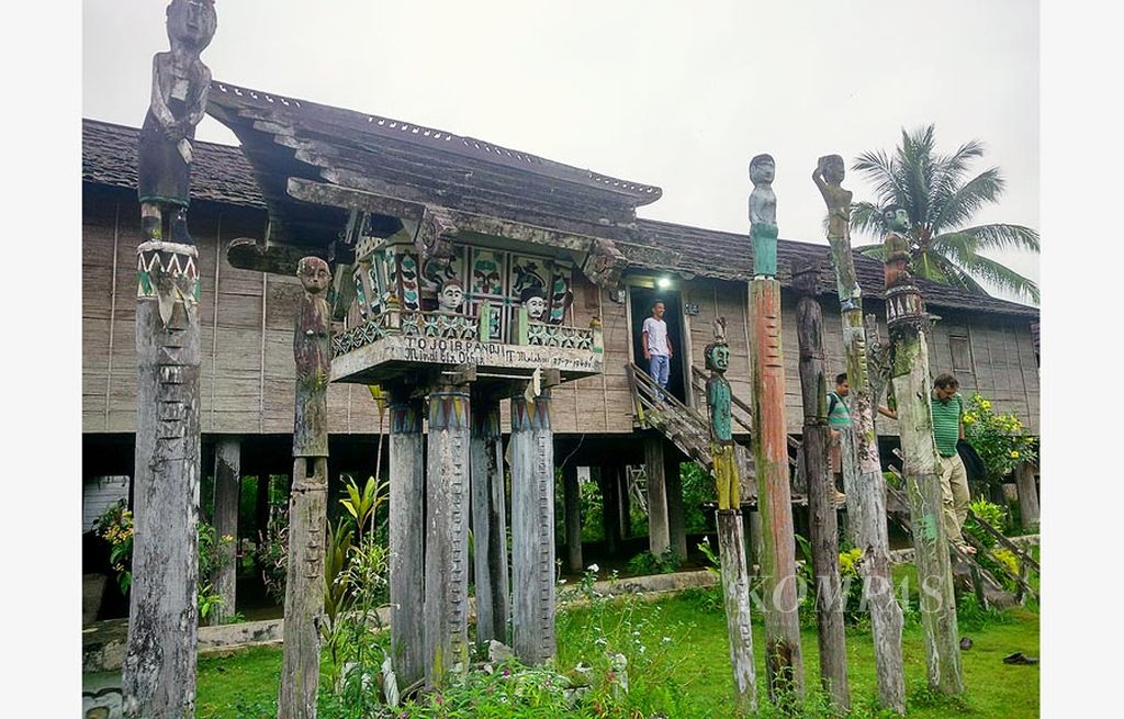 Penghuni rumah betang Toyoi   menuruni tangga di pintu rumah panjang  Dayak di Desa Tumbang Malahoi, Kabupaten Gunung Mas, Kalimantan Tengah, Selasa (16/5). Rumah yang telah berusia 148 tahun ini telah ditetapkan menjadi cagar budaya. Rumah ini sering dikunjungi wisatawan, termasuk wisatawan asing, dan digunakan untuk menginap.