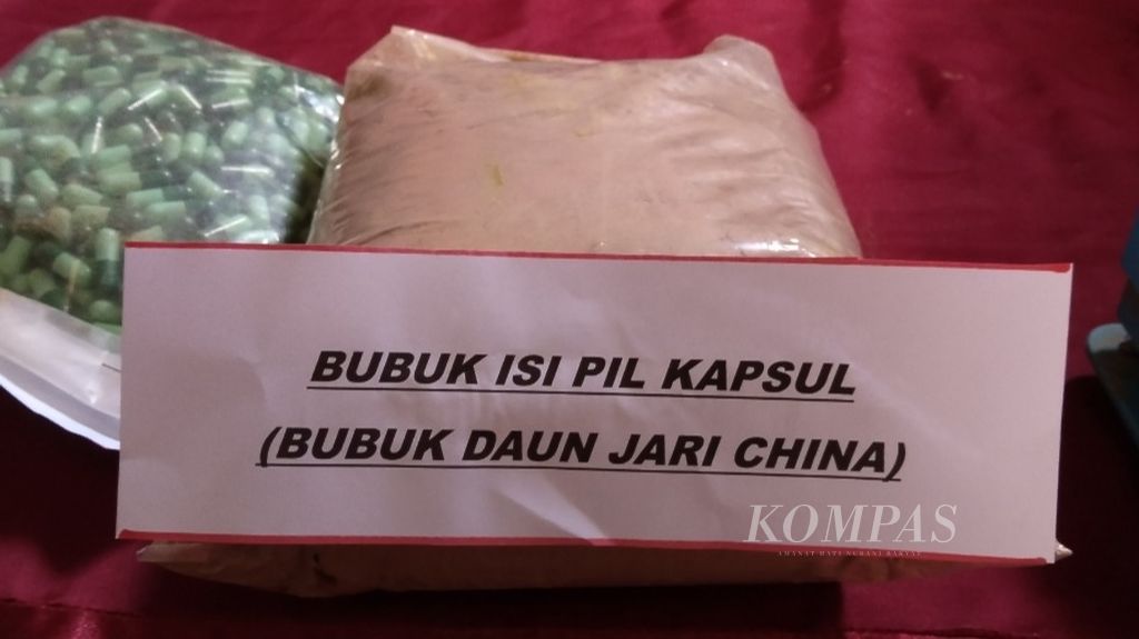 Serbuk daun jati cina yang dipakai komplotan untuk membuat obat-obatan palsu, ditampilkan dalam jumpa pers di Polresta Yogyakarta, Rabu (8/11/2023).