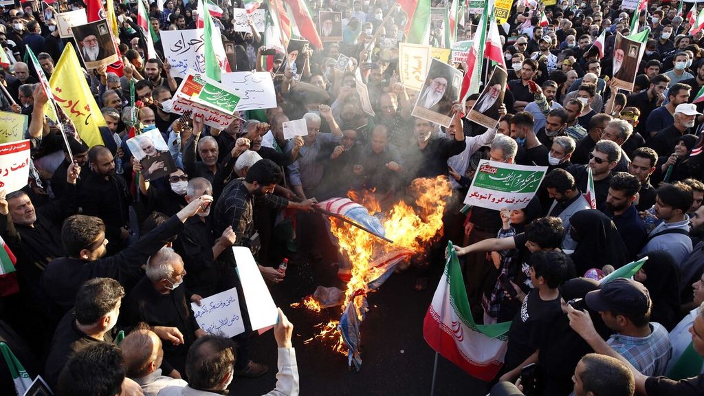 Walaupun banyak yang kontra dengan Pemerintah Iran, banyak juga pengunjuk rasa yang mendukung pemerintah. Seperti yang terlihat saat unjuk rasa di Teheran, Iran, para pengunjuk rasa pro-Pemerintah Iran membakar bendera AS, Israel, dan Inggris menentang protes antipemerintah, Minggu (25/9/2022).