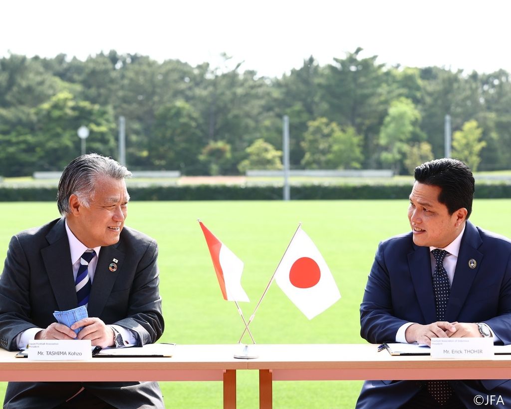 Presiden Asosiasi Sepak Bola Jepang (JFA) Kohzo Tashima (kiri) dan Ketua Umum PSSI Erick Thohir duduk bersama saat penandatanganan nota kesepahaman terkait peningkatan kualitas timnas, Senin (22/5/2023), di Chiba, Jepang. Kerja sama itu bagian dari upaya peningkatan kualitas liga dan timnas.