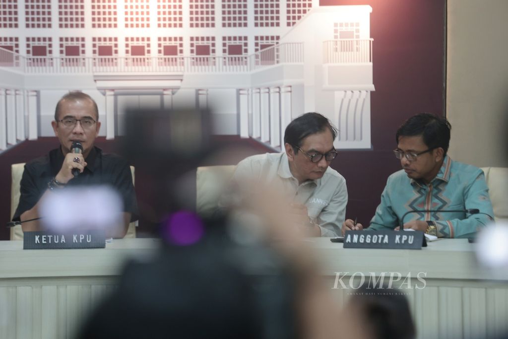 Ketua Komisi Pemilihan Umum (KPU) Hasyim Asy'ari (kiri), didampingi anggota KPU, Yulianto Sudrajat (tengah) dan Idham Holik, memberikan keterangan pers terkait logistik Pemilu 2024 di Kantor KPU, Jakarta, Rabu (20/9/2023). 