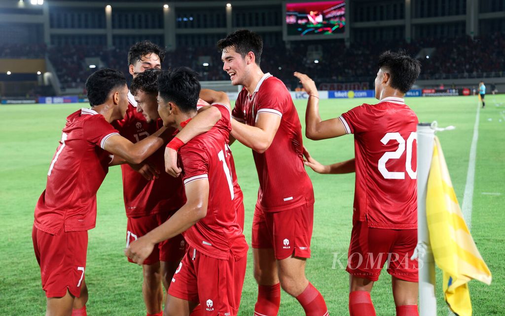 Pemain tim Indonesia U-23 melakukan selebrasi atas gol yang diciptakan Ivar Jenner  saat menghadapi Turkmenistan pada babak kualifikasi Piala Asia U-23 2024 di Stadion Manahan, Kota Surakarta, Jawa Tengah, Selasa (12/9/2023). Kemenangan Indonesia, 2-0, atas Turkmenistan mengantarkan Indonesia ke Piala Asia U-23 2024 di Qatar. 