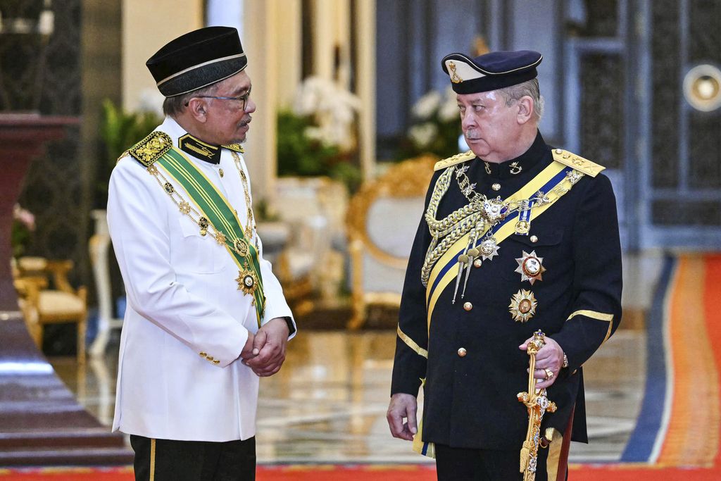 Perdana Menteri Malaysia Anwar Ibrahim (kiri) berbicara dengan Raja baru Malaysia Sultan Ibrahim Iskandar seusai upacara pelantikan Raja di Istana Nasional, Kuala Lumpur, Malaysia, Rabu (31/1/2024). 