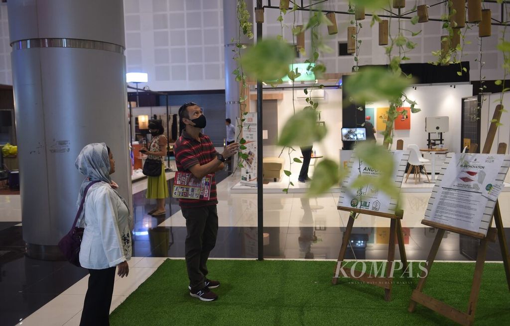 Pengunjung melihat stan yang mengusung konsep desain hijau saat Decoration & Interior Expo 2023 di Grand City, Surabaya, Jawa Timur, Jumat (8/9/2023). 