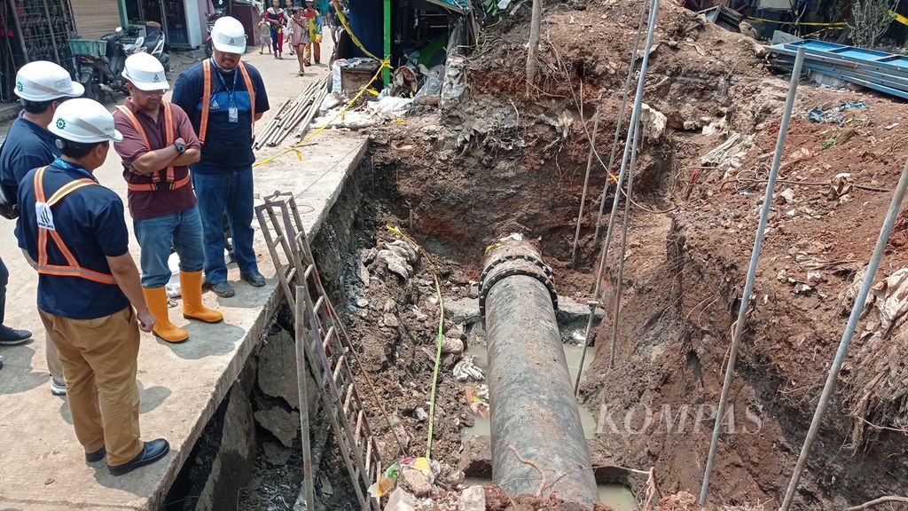 Direktur Utama PAM Jaya Arief Nasrudin memantau perbaikan kebocoran pipa di Jalan Petamburan IV, Kecamatan Tanah Abang, Jakarta Pusat.