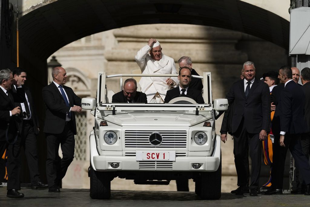 Pope Francis arrived to have an audience with pilgrims from Azione Cattolica or Catholic Action at St. Peter's Square, Vatican on Thursday (25/4/2024).
