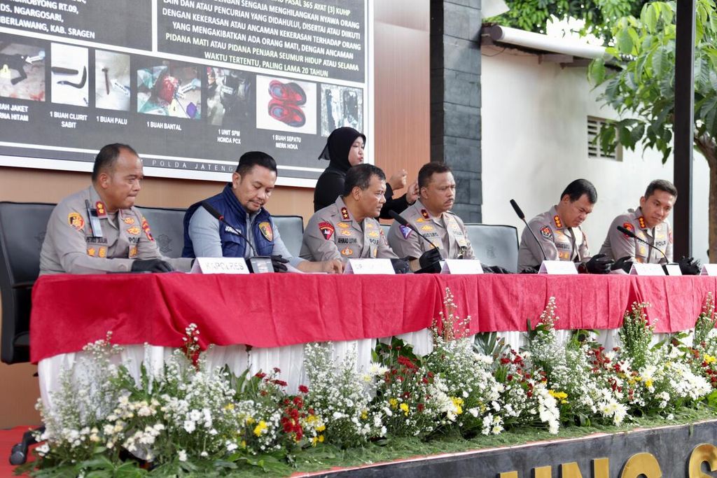 Press conference at the Boyolali Police office, Central Java, Tuesday (7/5/2024). At the press conference, the police revealed the murder case committed by IRW (27) against BH (37). Apart from killing BH, IRW also confiscated BH's property.