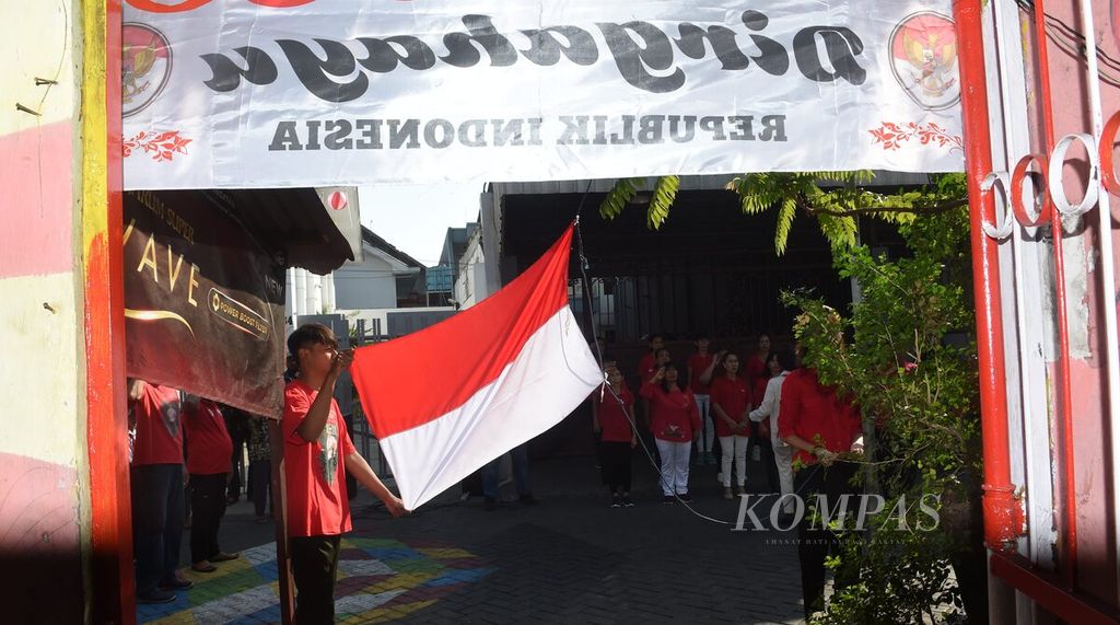 Pengibaran bendera merah putih saat Upacara HUT Ke-78 Kemerdekaan RI di Pecinan Tambak Bayan, Surabaya, Jawa Timur, Kamis (17/8/2023). Walau dilakukan secara sederhana di jalan kampung, upacara berlangsung dengan khidmat.