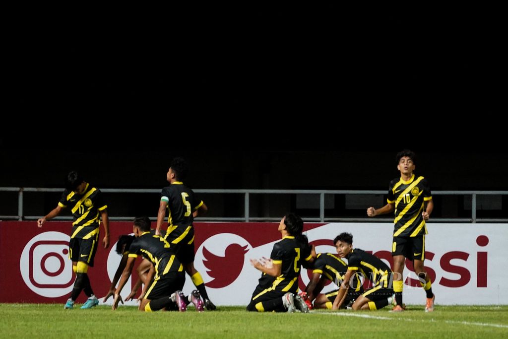 Para pemain Malaysia merayakan gol ke gawang Indonesia dalam laga kualifikasi Piala Asia U-17 2023 di Stadion Pakansari, Bogor, Jawa Barat, Minggu (9/10/2022). 