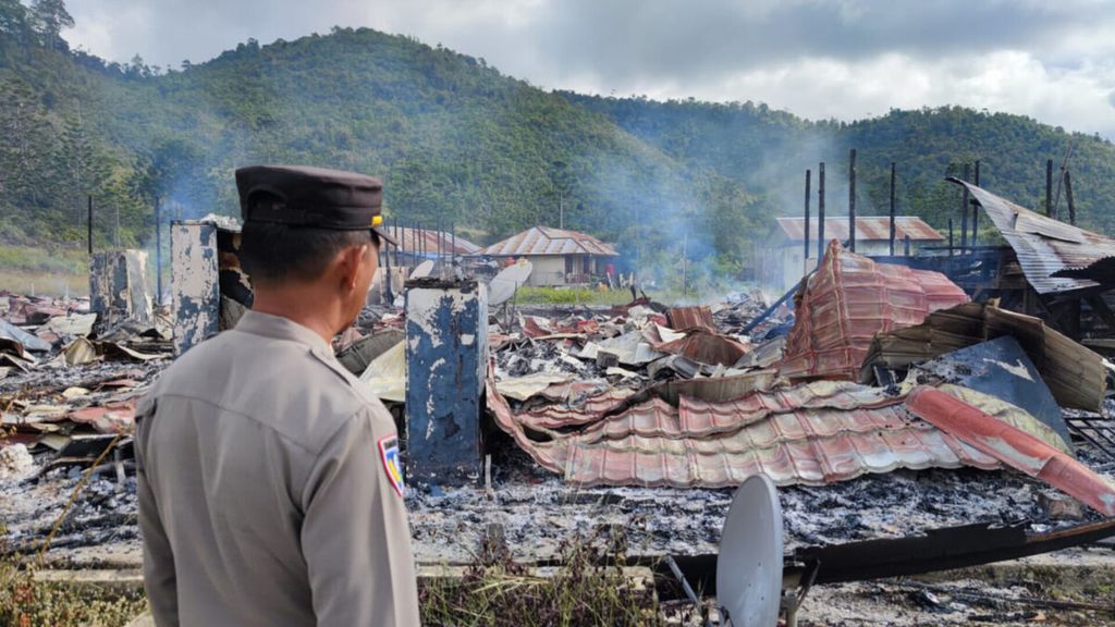Tampak bangunan Kantor Dinas Kependudukan dan Pencatatan Sipil Kabupaten Pegunungan Bintang di Distrik Oksibil, yang hangus terbakar pada Rabu (11/1/2023).