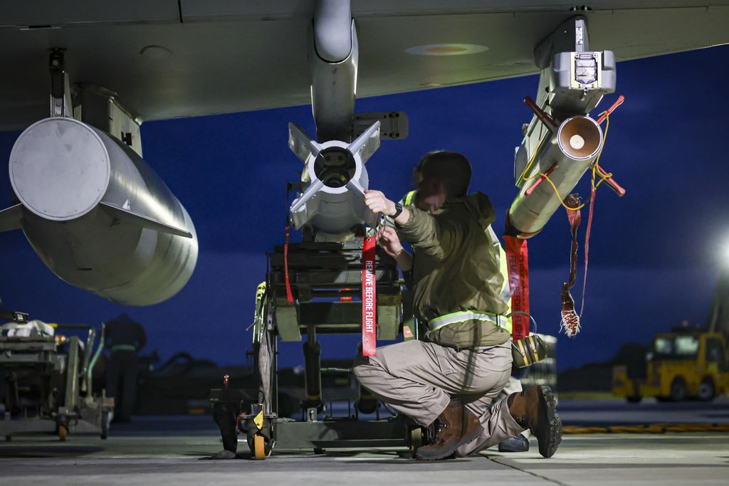 Tentara Inggris mempersiapkan jet Typhoon FRG4 di pangkalan Akrotiri, Siprus, pada Sabtu (3/2/2024). Jet itu salah satu perangkat serbuan Amerika Serikat-Inggris ke Yaman.