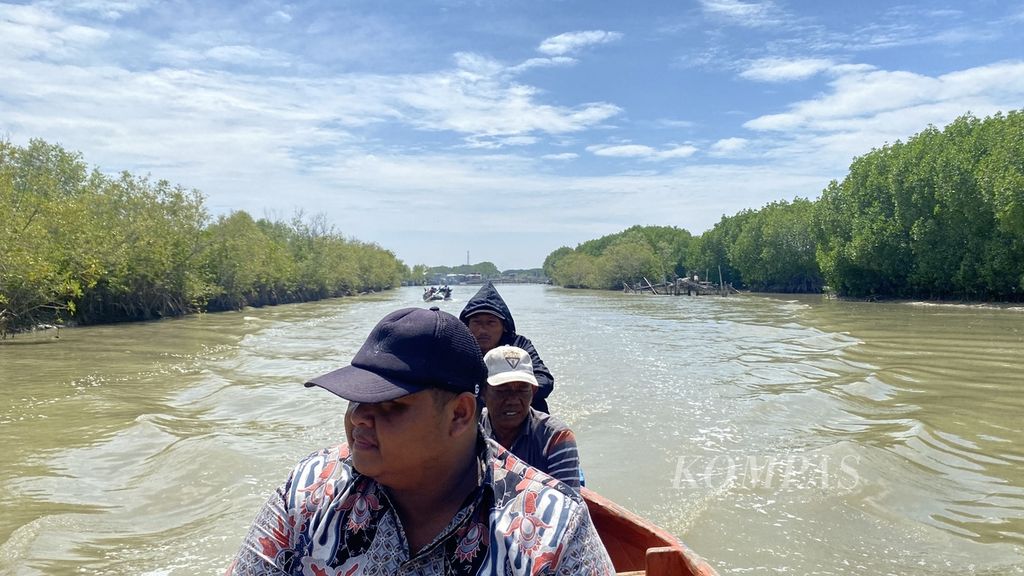 Warga menaiki kapal yang akan mengangkut mereka ke Pulau Arnavat di Desa Surodadi, Kecamatan Sayung, Kabupaten Demak, Jawa Tengah, Jumat (5/1/2024). 