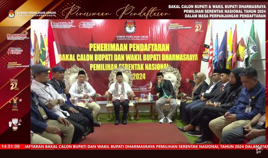 Suasana proses pendaftaran bakal pasangan calon Adi Gunawan-Romi Siska Putra yang diusung Partai Nasdem dan Partai Keadilan Sejahtera pada hari kedua masa perpanjangan pendaftaran Pilkada Dharmasraya di KPU Dharmasraya, Selasa (3/9/2024). 