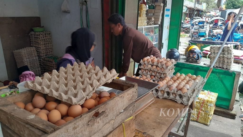 Pedagang telur ayam di Pasar Kepanjen, Kabupaten Malang, Jawa Timur, Senin (4/3/2024).
