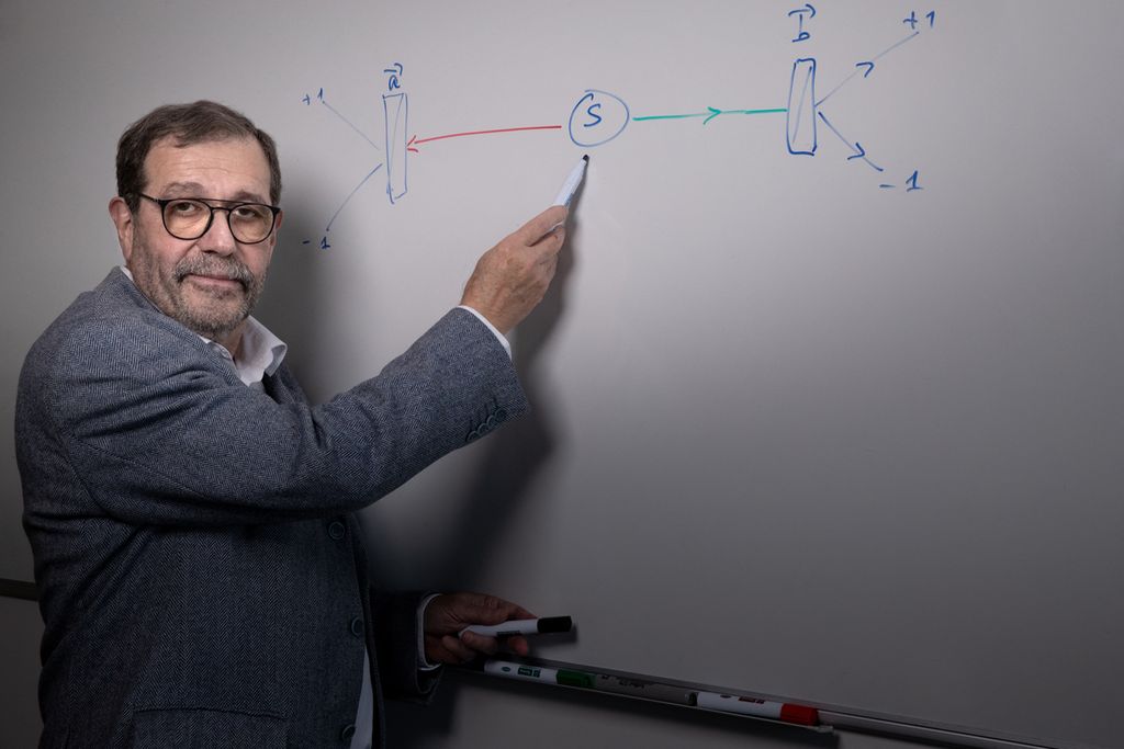 Fisikawan Perancis dan salah satu penerima Hadiah Nobel Fisika 2022, Alain Aspect, saat difoto di sekolah pascasarjana Institut d'Optique di Palaiseau, dekat Paris, Perancis, 5 Oktober 2022. 