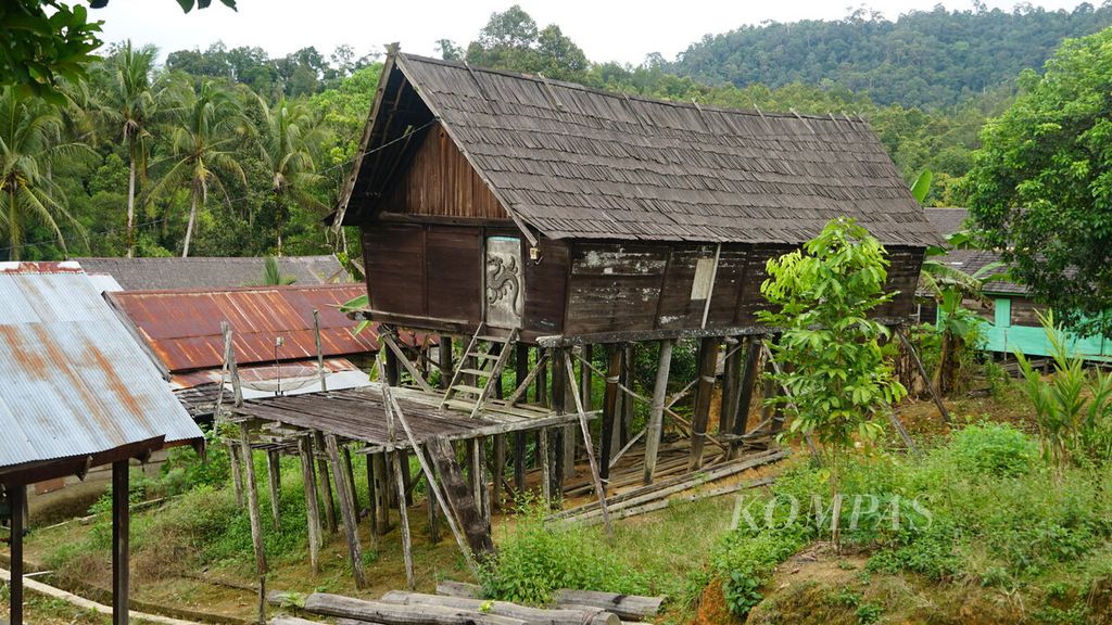 Rumah betang di Desa Kinipan, Kabupaten Lamandau, Kalimantan Tengah, Kamis (20/1/2022).