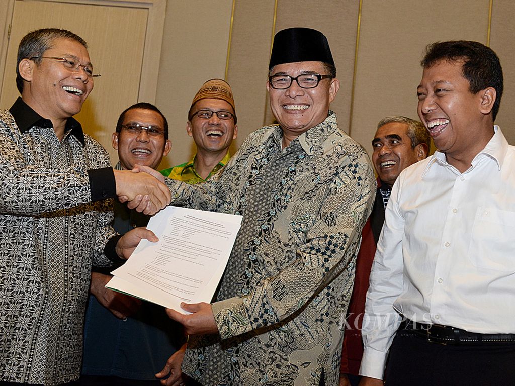 Pelaksana tugas Ketua Umum PPP Emron Pangkapi (tengah) didampingi Sekjen PPP Romahurmuzy (kanan) menerima dukungan dari Koordinator Forum DPW PPP, Mardiono sebagai Plt Ketua Umum DPP PPP menggantikan Suryadharma Ali di Jakarta, Rabu (10/9/2014). 