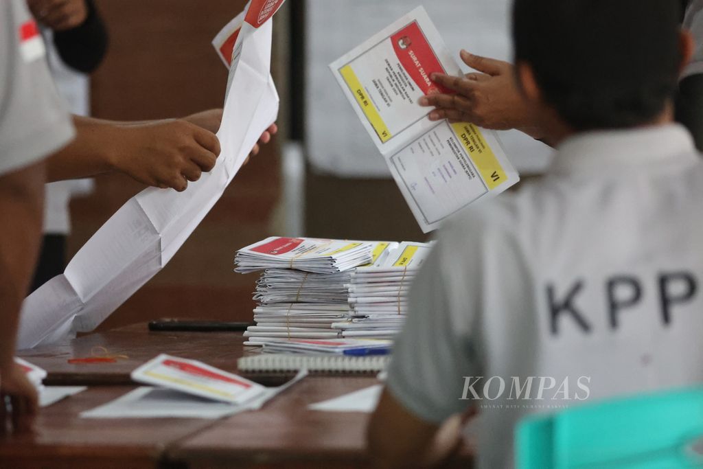 Petugas KPPS menghitung suara di TPS 013 Desa Krogowanan, Sawangan, Magelang, Jawa Tengah, Rabu (14/2/2024). 