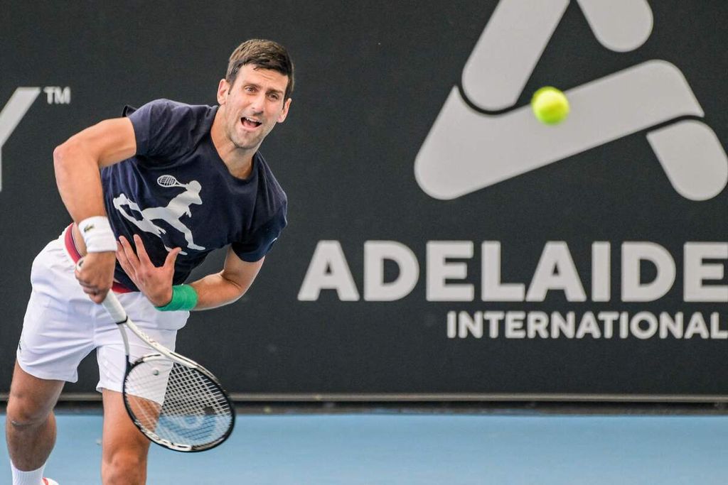 Petenis Serbia Novak Djokovic berlatih di Adelaide, Australia, Kamis (29/12/2022), jelang tampil di turnamen ATP 250 Adelaide, 1-8 Januari 2023. Sebelas bvulan sete;ah dideportasi dari Australia, Djokovic kembali ke negara itu untuk berlaga di Grand Slam Australia Terbuka.