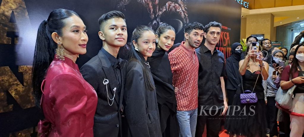 Peluncuran Film Siksa Kubur, Rabu (3/4/2024), di Epicentrum XXI, Jakarta, dengan dihadiri seluruh pemeran. (Kompas/ Wisnu Dewabrata)