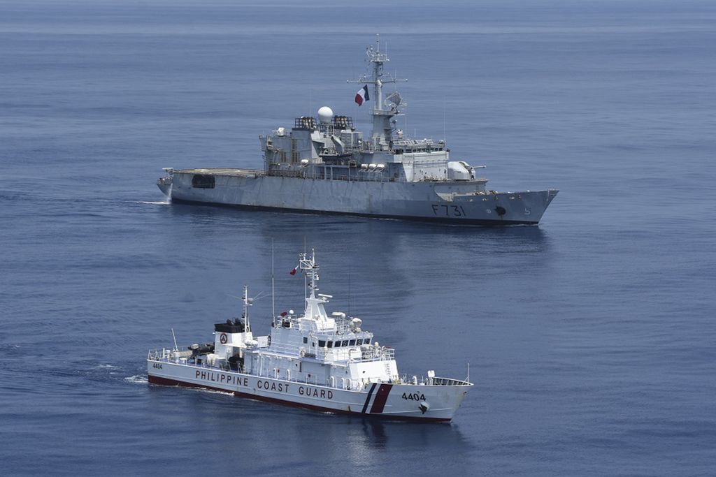 Dalam foto pada 20 Maret 2023 dari Komando Pasifik Perancis melalui Kedutaan Besar Perancis untuk Filipina ini tampak kapal fregat pengintai Angkatan Laut Perancis Prairial (F731) (atas) dan kapal patroli Penjaga Pantai Filipina BRP Capones (MRRV-4404). Keduanya sedang melakukan latihan bersama di perairan Laut China Selatan.