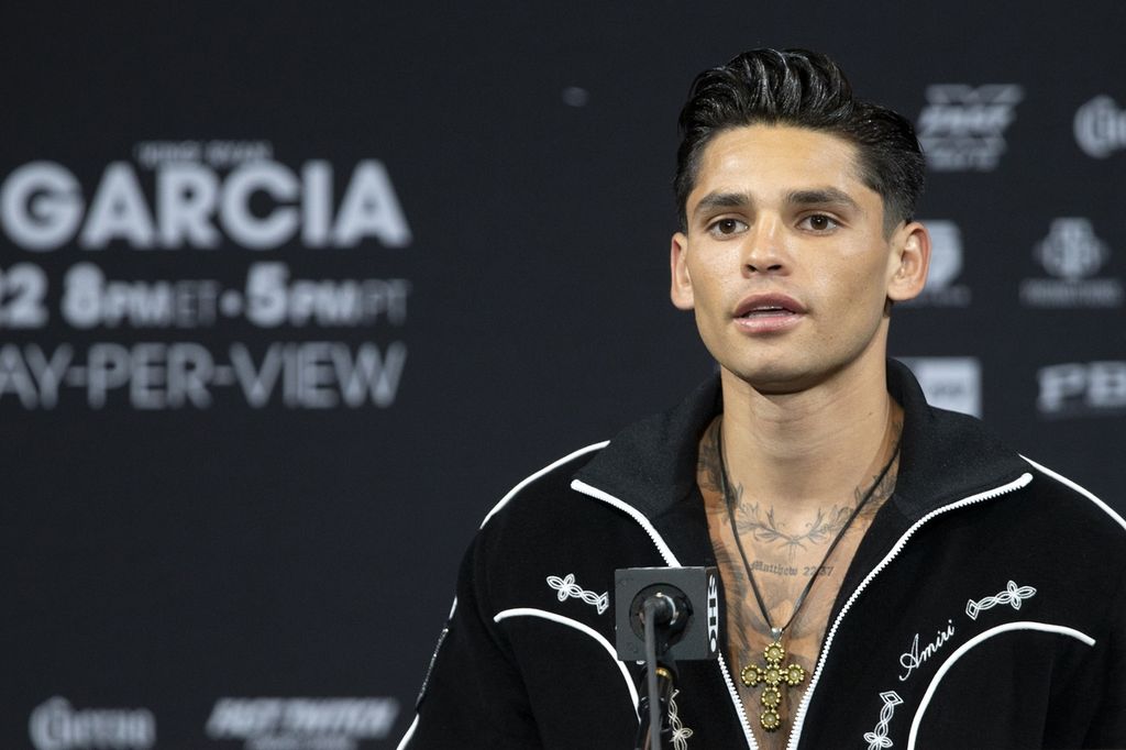 Petinju kelas ringan super Ryan Garcia berbicara saat konferensi pers di Hotel MGM Grand di Las Vegas, Amerika Serikat, Kamis (20/4/2023). 