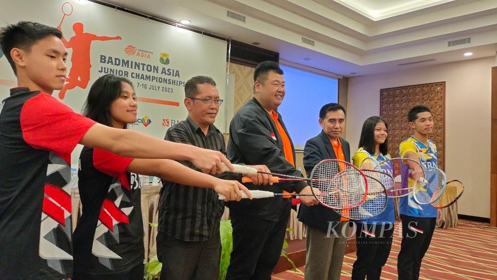 Segenap panitia bersama perwakilan dari Pemerintah Kota Yogyakarta dan empat atlet bulu tangkis muda menyatukan raket, menandai kebersamaan mereka dalam perhelatan BNI Badminton Asia Junior Championship yang akan digelar pada 7-16 Juli mendatang.