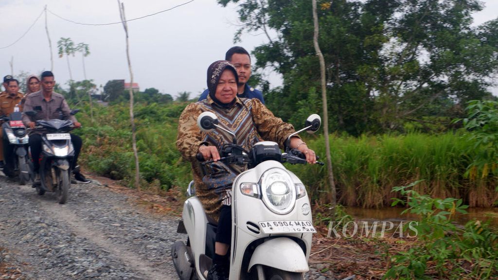 Menteri Sosial Tri Rismaharini mengendarai sepeda motor menuju rumah sejahtera terpadu di Desa Sungai Pitung, Kecamatan Alalak, Kabupaten Barito Kuala, Kalimantan Selatan, 11 Juni 2024. 