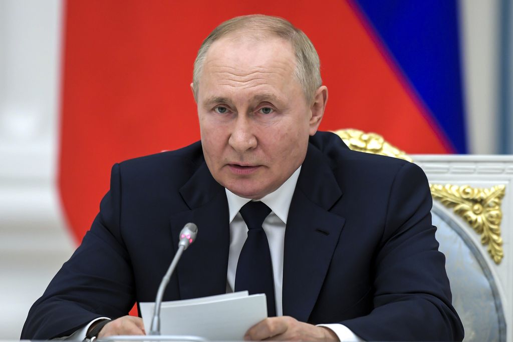 Presiden Rusia Vladimir Putin berbicara kepada anggota parlemen di Kremlin, Moskwa, 7 Juli 2022. 