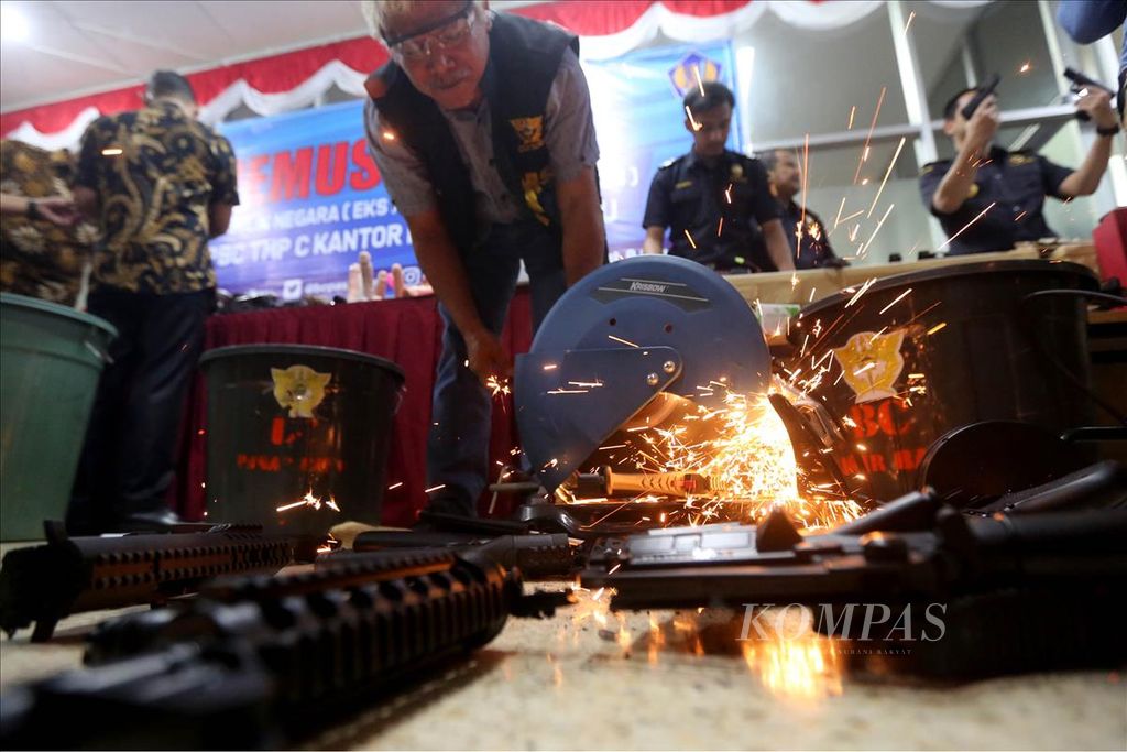 Officers cut an airsoft gun confiscated by Customs and Excise and PT Pos Indonesia (Persero) as a result of monitoring imported goods at the Pasar Baru Customs Office, Jakarta, Friday (9/8/2019). A total of 7,972 confiscated items worth IDR 204 million were destroyed because they were subject to prohibitions or restrictions or the recipient did not have permission from the competent authority.