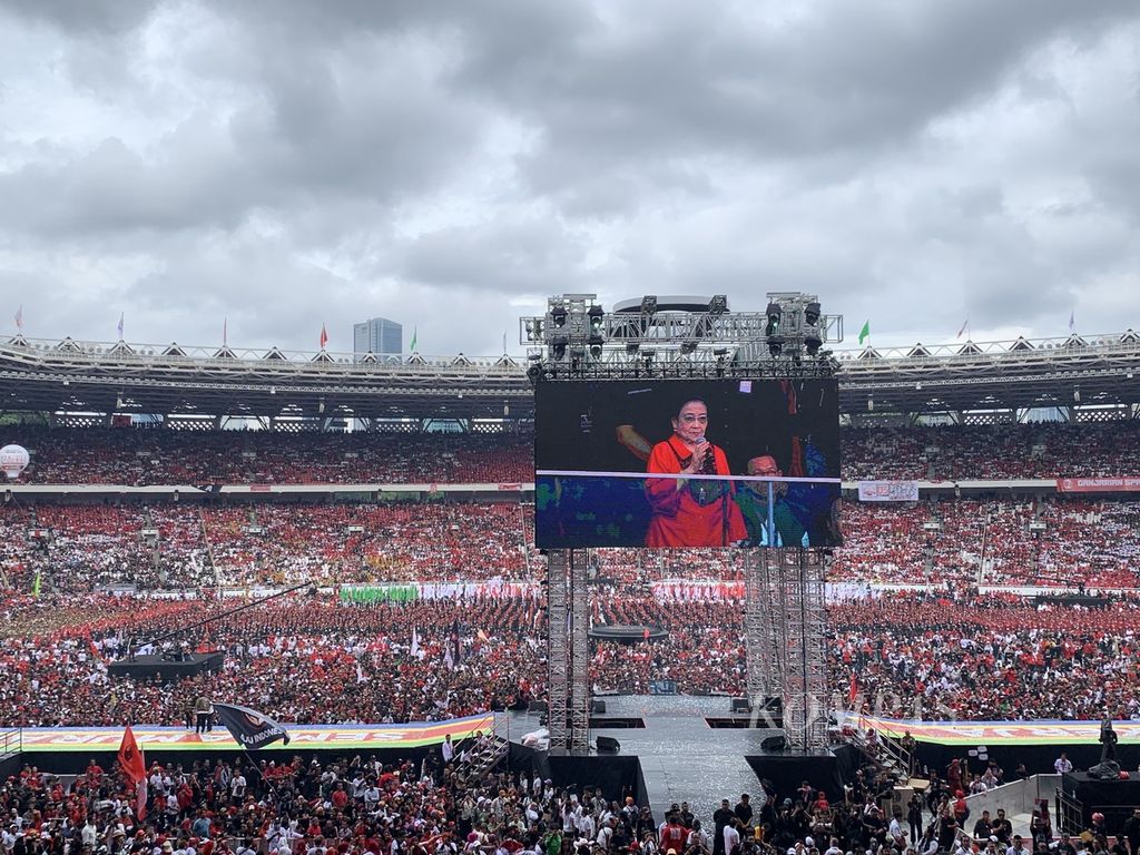 Ketua Umum PDI-P Megawati Soekarnoputri menyampaikan pidato dalam kampanye akbar di Stadion Utama Gelora Bung Karno, Jakarta, Sabtu (3/2/2024).