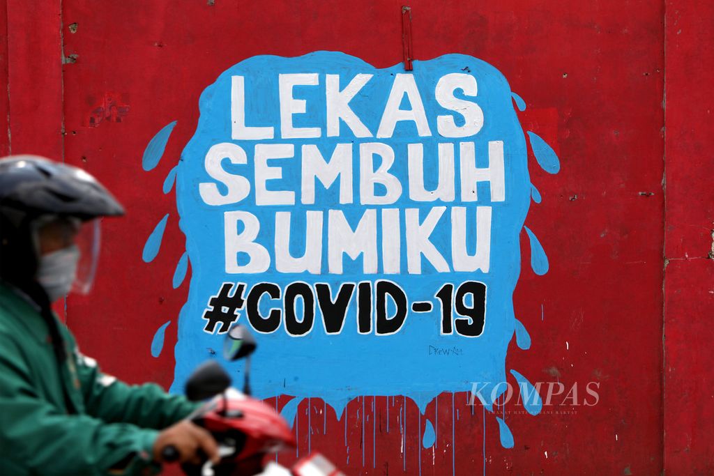 Mural dan tulisan tentang pandemi Covid-19 menghiasi tembok di Jalan Halim Perdana Kusuma, Benda, Kota Tangerang, Banten, Minggu (12/4/2020). Melalui mural dan tulisan ini masyarakat mempunyai harapan agar pandemi ini segera berakhir dan kehidupan kembali normal seperti sebelumnya. 